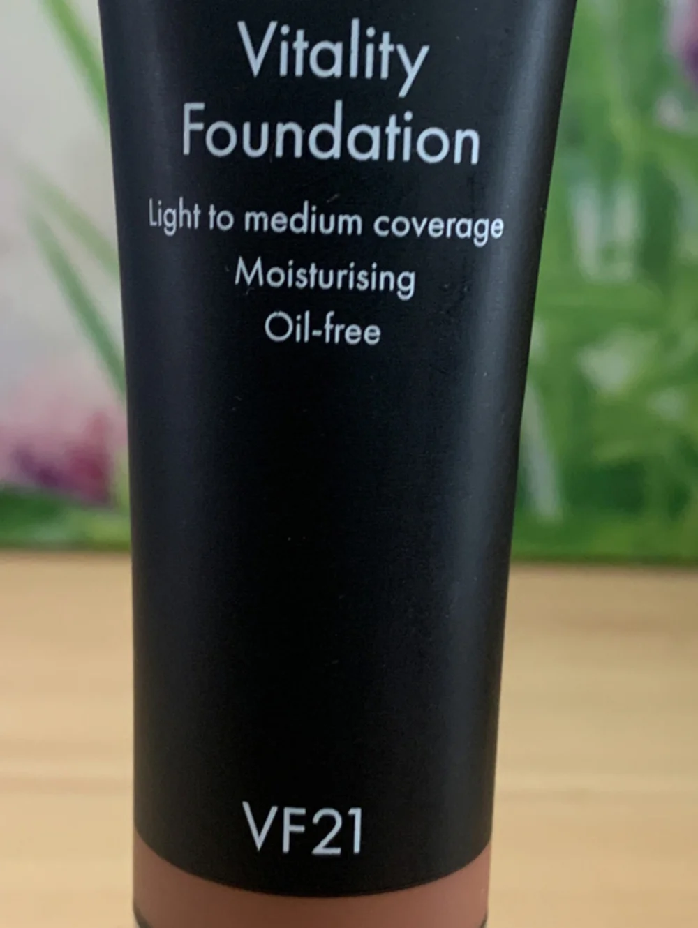 SLEEK MAKEUP VITALITY FOUNDATION LIGHT TO MEDIUM  OIL FREE 30ML SHADE VF21